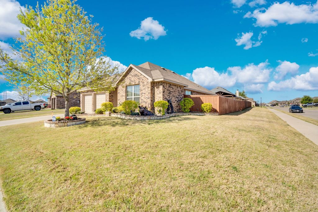 211 Hitt Street, Waxahachie, TX 75165