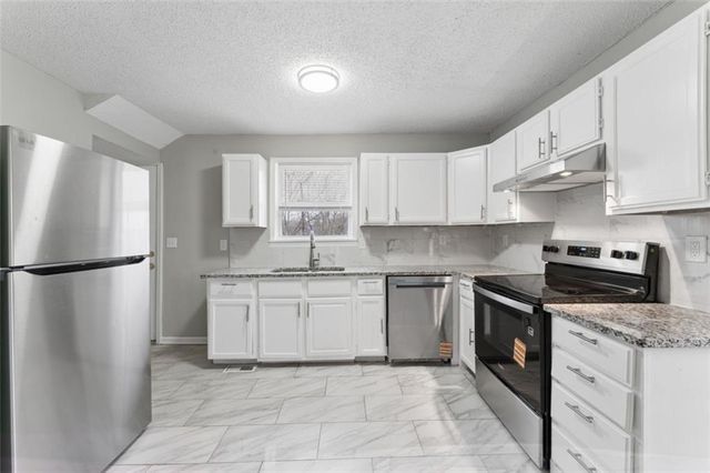 2200 S Hall Avenue, Independence, MO 64053