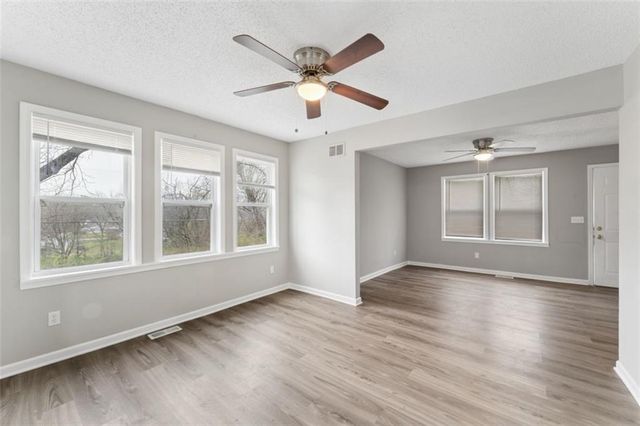 2200 S Hall Avenue, Independence, MO 64053