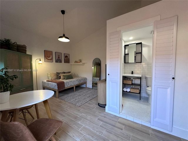 52 NW 68th St R, Miami, FL 33150