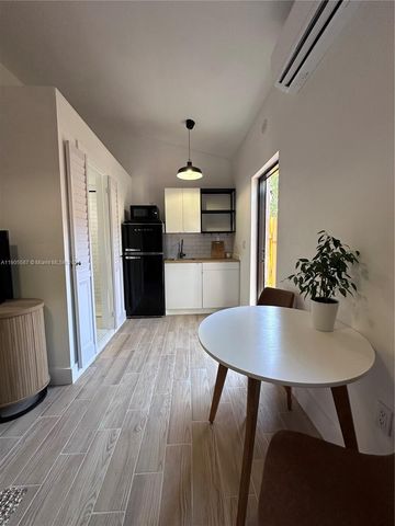 52 NW 68th St R, Miami, FL 33150