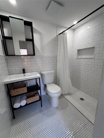 52 NW 68th St R, Miami, FL 33150