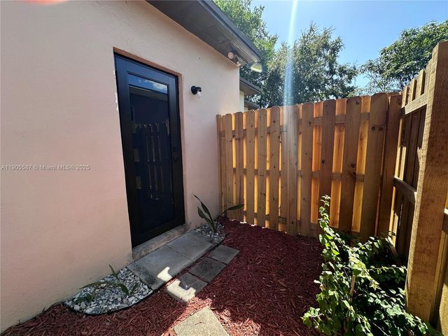 52 NW 68th St R, Miami, FL 33150