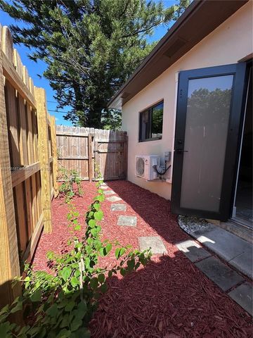 52 NW 68th St R, Miami, FL 33150