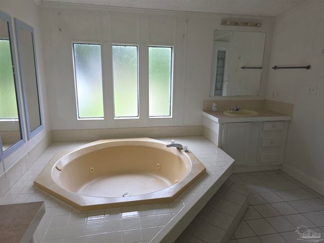 4833 Guernsey Rd, Pace, FL 32571