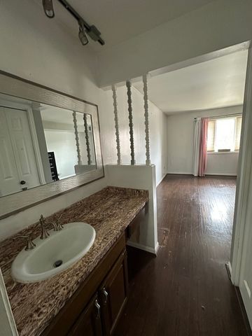 18559 Escanaba Avenue 305, Lansing, IL 60438