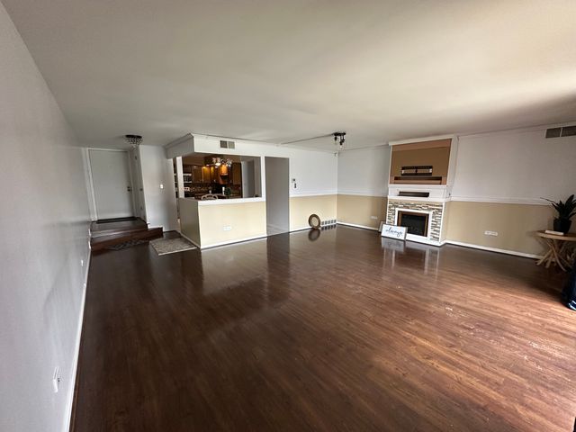 18559 Escanaba Avenue 305, Lansing, IL 60438