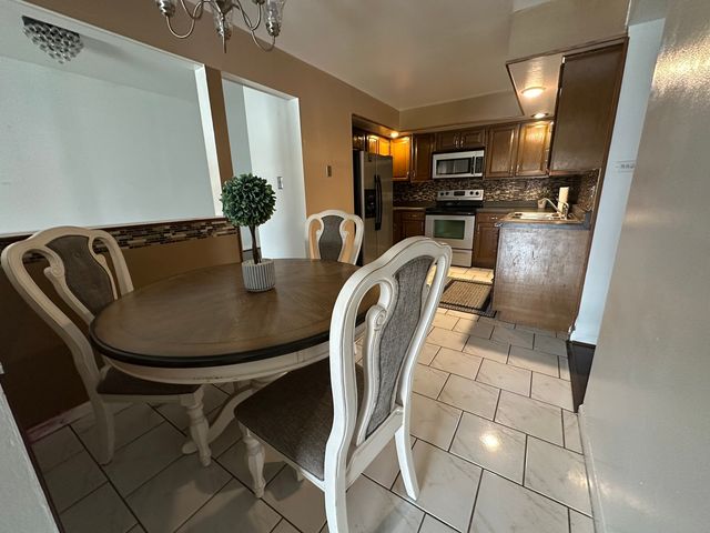 18559 Escanaba Avenue 305, Lansing, IL 60438