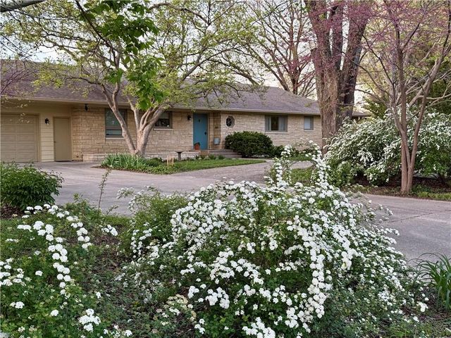 2400 Orchard Lane, Lawrence, KS 66049