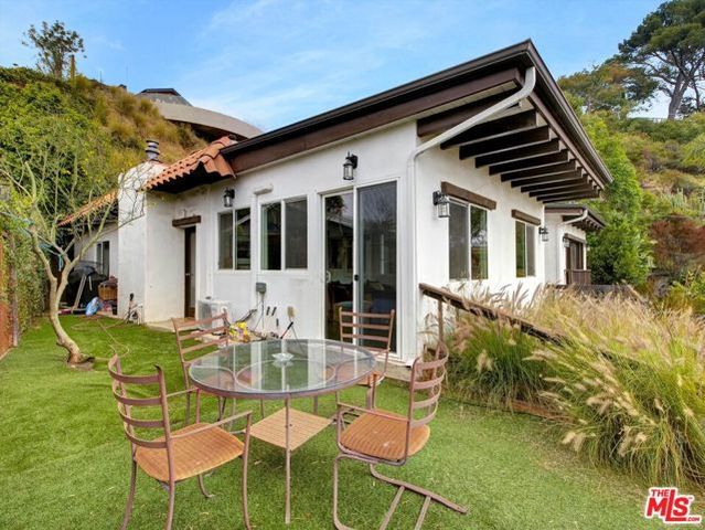 2007 Barcelona Drive, Los Angeles, CA 90046