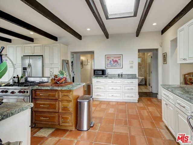 2007 Barcelona Drive, Los Angeles, CA 90046