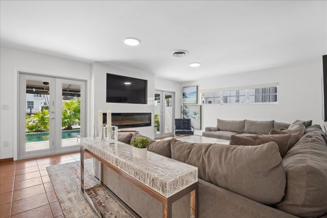 325 Coconut Isle Drive, Fort Lauderdale, FL 33301