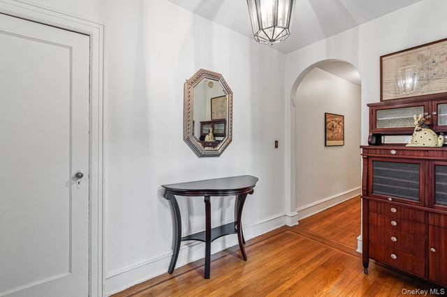 150 Burns Street 6H, Forest Hills, NY 11375