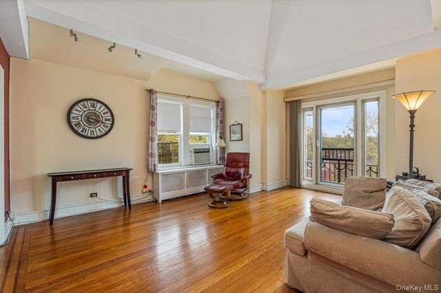 150 Burns Street 6H, Forest Hills, NY 11375