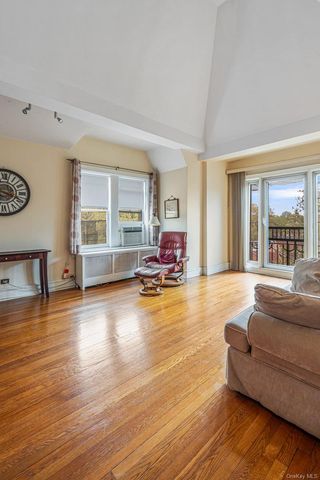 150 Burns Street 6H, Forest Hills, NY 11375