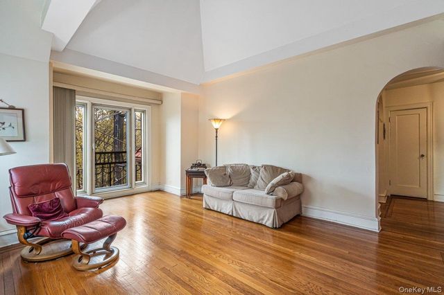 150 Burns Street 6H, Forest Hills, NY 11375