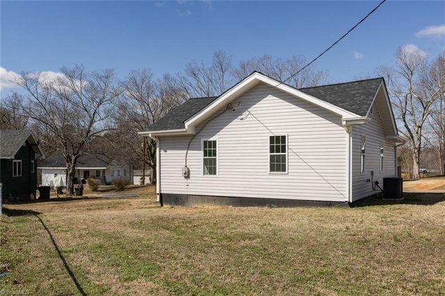 708 1st Rainbow Street, Lexington, NC 27295