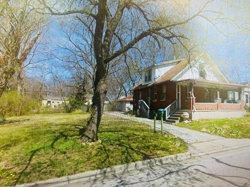 2330 W 48th Street, Westwood, KS 66205