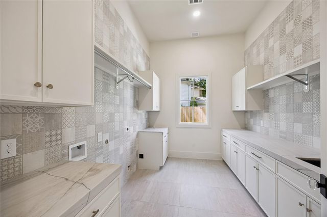 539 W 34th Street, Houston, TX 77018