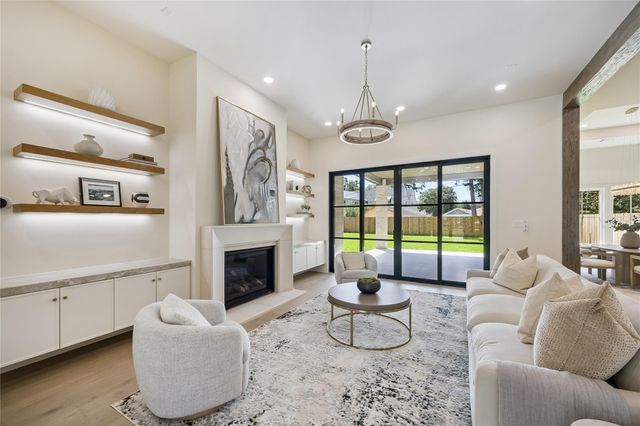 539 W 34th Street, Houston, TX 77018