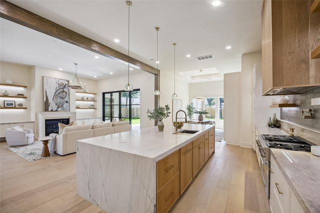 539 W 34th Street, Houston, TX 77018