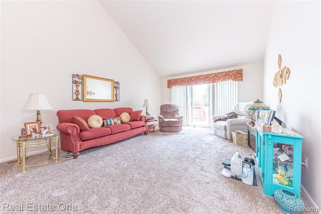 754 Challenging Trail, South Lyon, MI 48178