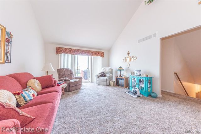 754 Challenging Trail, South Lyon, MI 48178