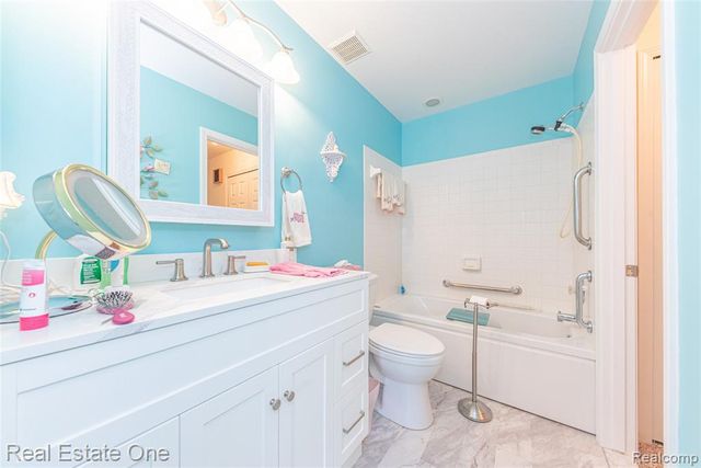 754 Challenging Trail, South Lyon, MI 48178