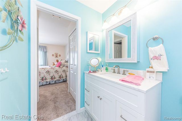 754 Challenging Trail, South Lyon, MI 48178