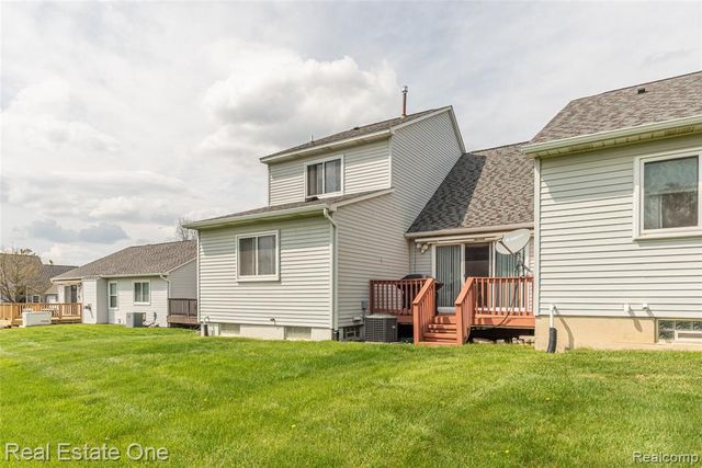 754 Challenging Trail, South Lyon, MI 48178