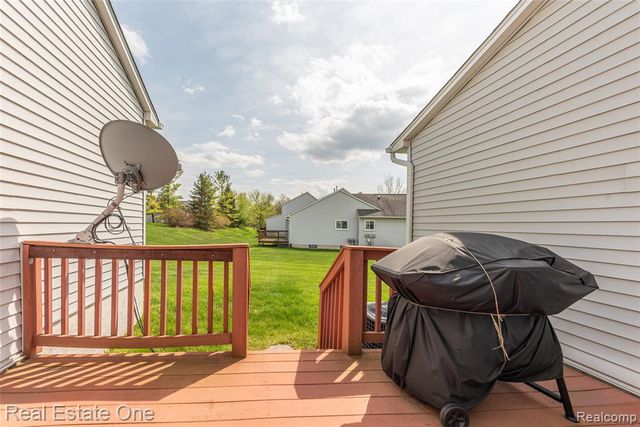 754 Challenging Trail, South Lyon, MI 48178