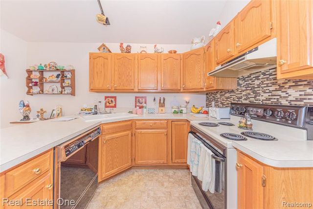 754 Challenging Trail, South Lyon, MI 48178