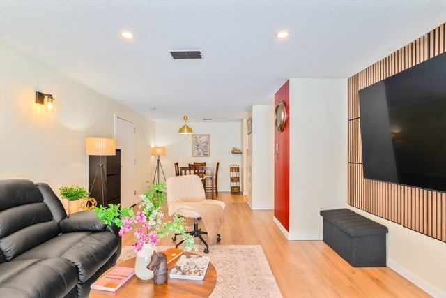 602 Franklin Crossing Rd 602, Franklin, MA 02038