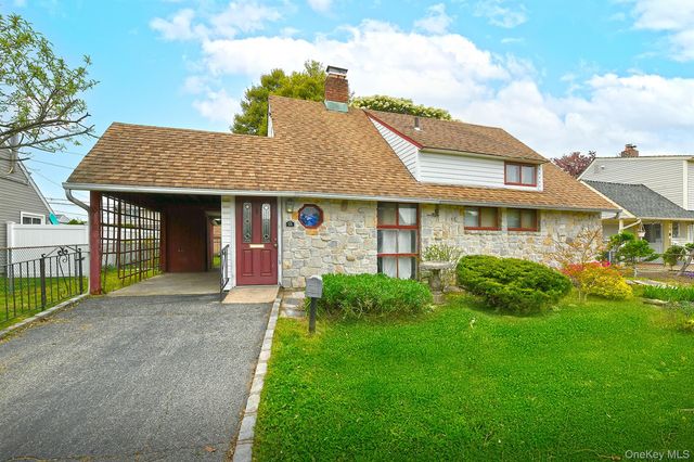 16 Springtime Lane E, Levittown, NY 11756