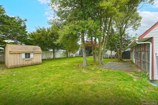 16 Springtime Lane E, Levittown, NY 11756