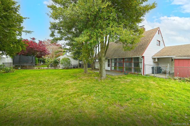 16 Springtime Lane E, Levittown, NY 11756