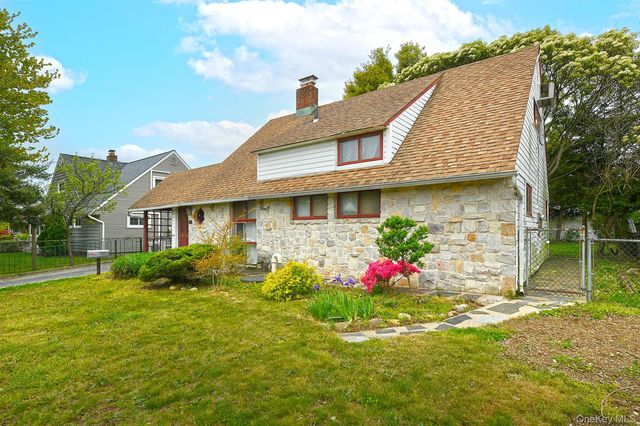 16 Springtime Lane E, Levittown, NY 11756