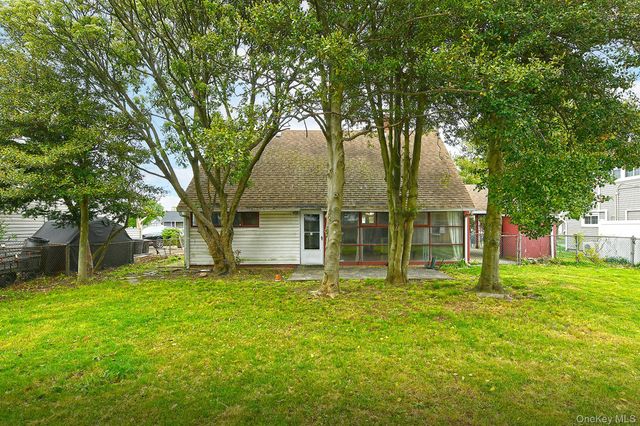 16 Springtime Lane E, Levittown, NY 11756