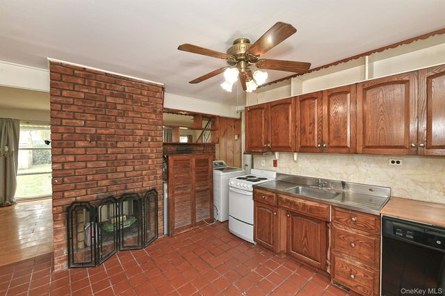 16 Springtime Lane E, Levittown, NY 11756