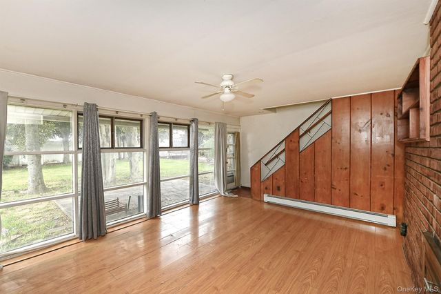 16 Springtime Lane E, Levittown, NY 11756