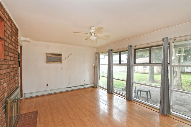 16 Springtime Lane E, Levittown, NY 11756