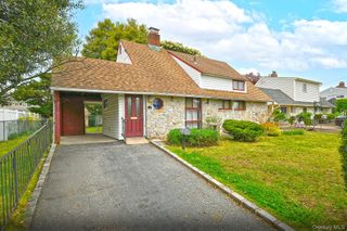 16 Springtime Lane E, Levittown, NY 11756