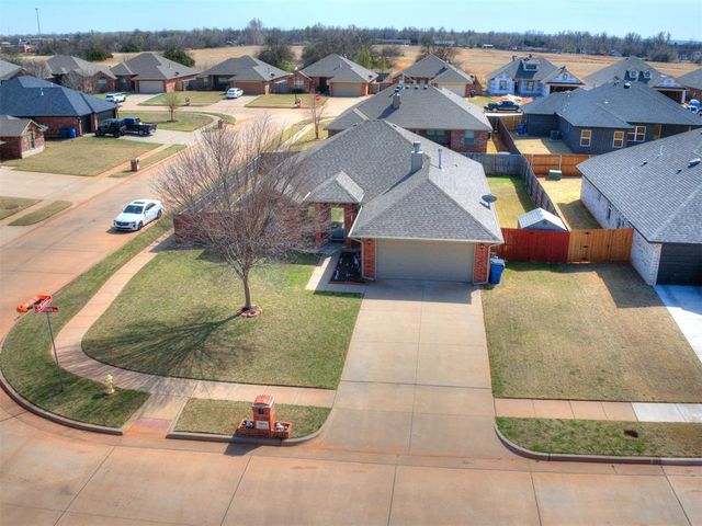 1924 W Flintlock Way, Mustang, OK 73064