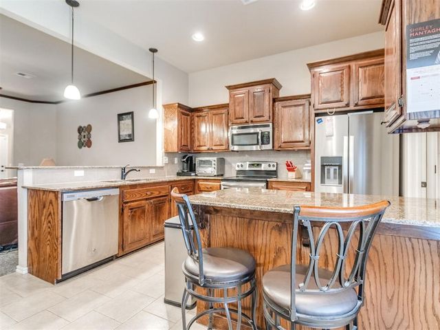1924 W Flintlock Way, Mustang, OK 73064