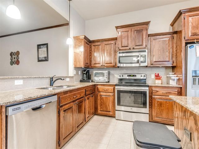 1924 W Flintlock Way, Mustang, OK 73064
