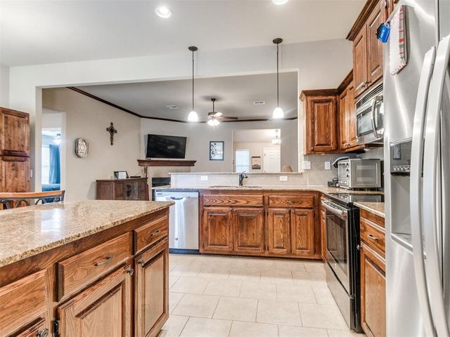 1924 W Flintlock Way, Mustang, OK 73064