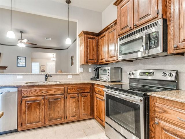 1924 W Flintlock Way, Mustang, OK 73064