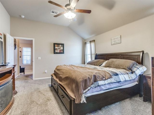 1924 W Flintlock Way, Mustang, OK 73064