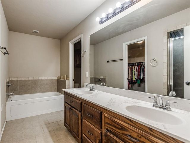 1924 W Flintlock Way, Mustang, OK 73064