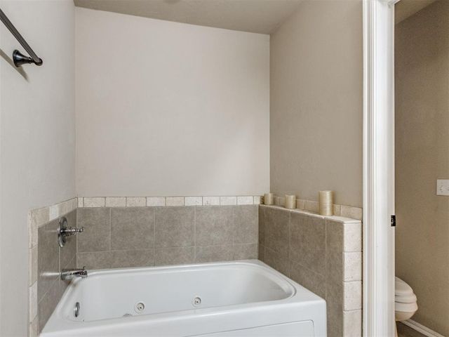 1924 W Flintlock Way, Mustang, OK 73064